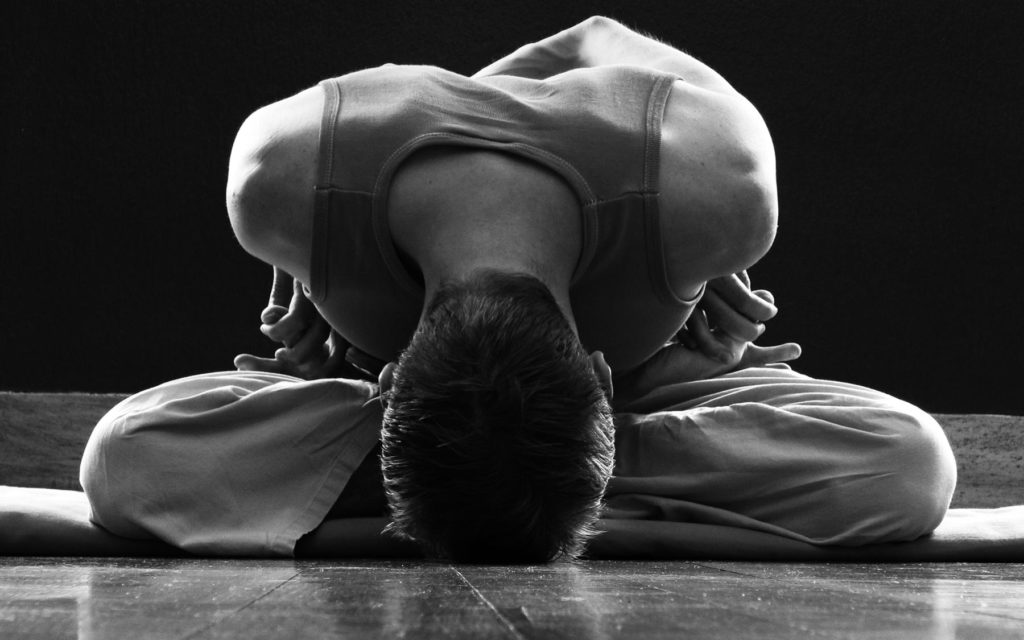 Practice of yoga mudra during a session of online yoga.