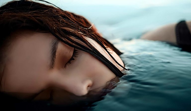 Image of a woman in water. Symbolic illustration of falling asleep and losing yourself in the unconscious.