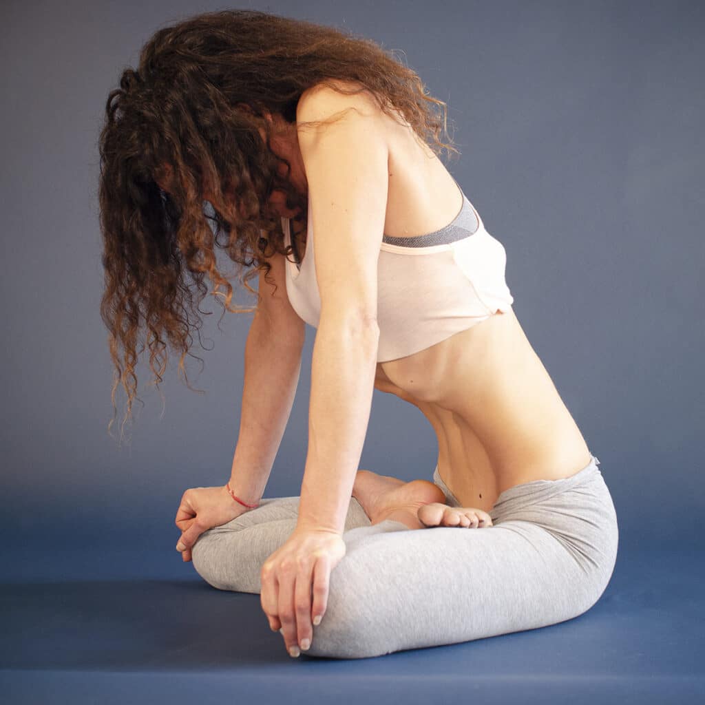 Woman doing chin-lock, abdominal-lock and root-lock.