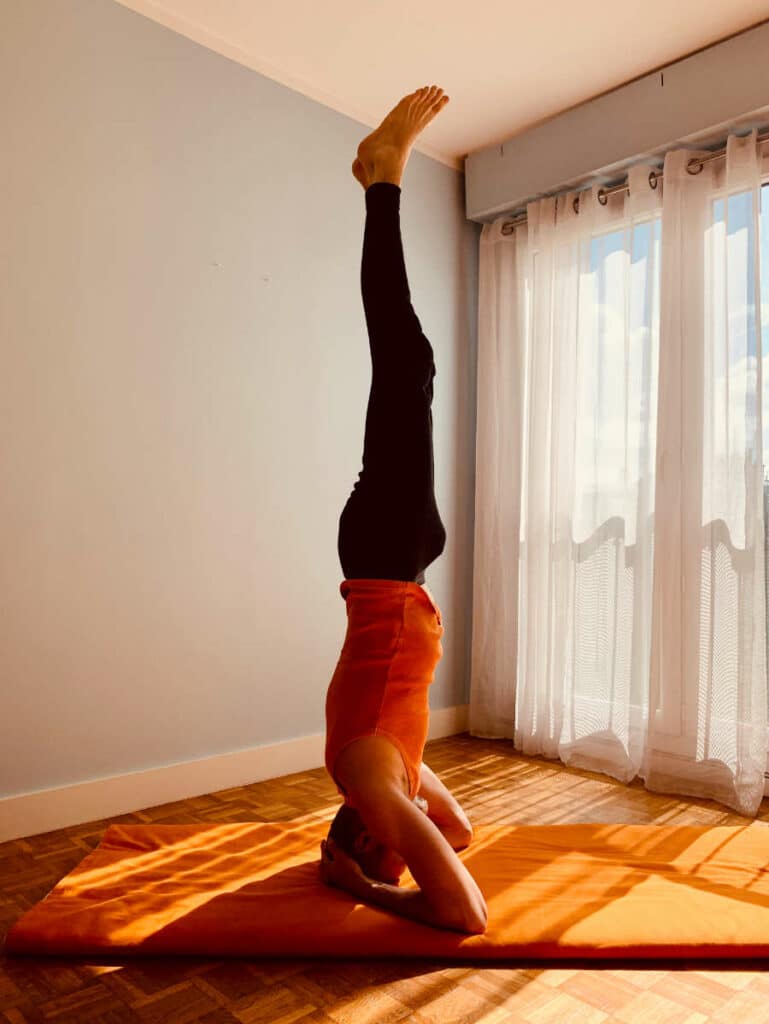 HOW TO DO A HEADSTAND - For Complete Beginners 